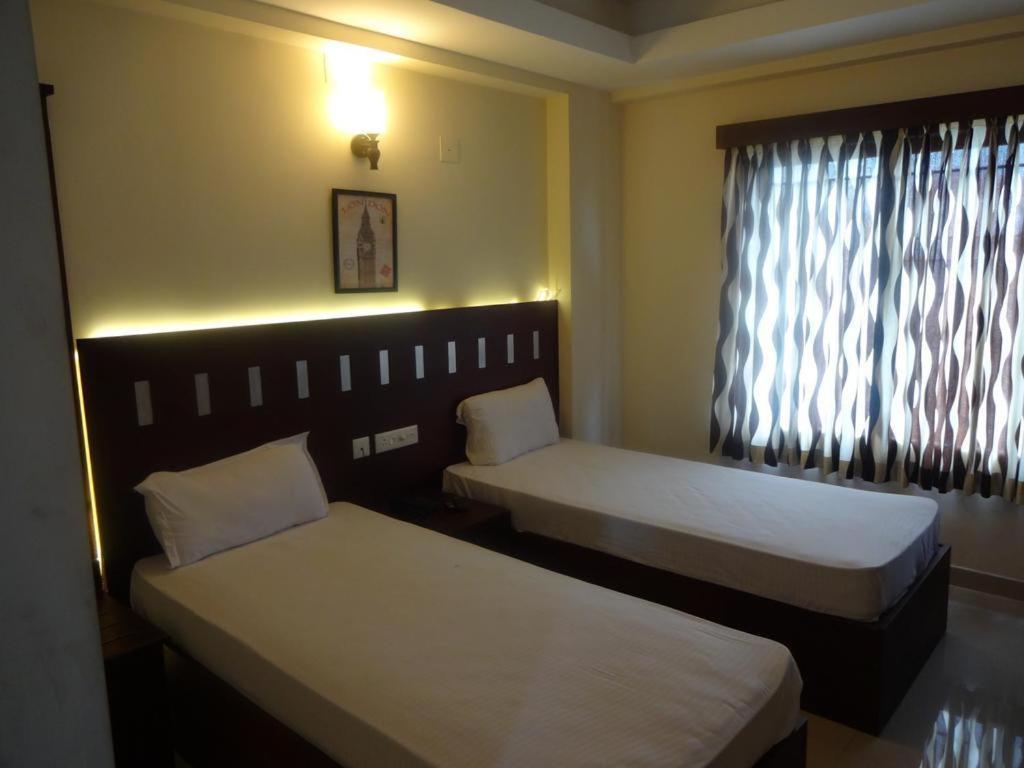 Metro Kochin Business Hotel Exterior foto